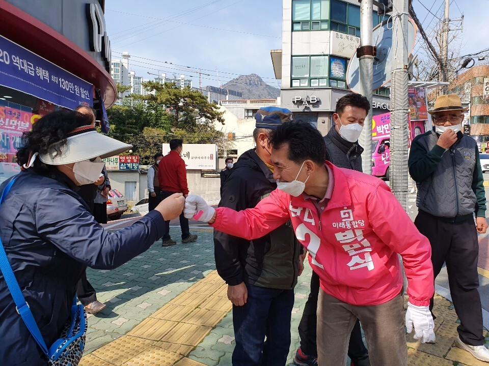 지난 6일 부산 북구 신만덕교차로에서 21대 총선의 부산 북구강서구갑에 출마한 박민식 미래통합당 후보가 유권자들에게 지지를 호소하고 있다.