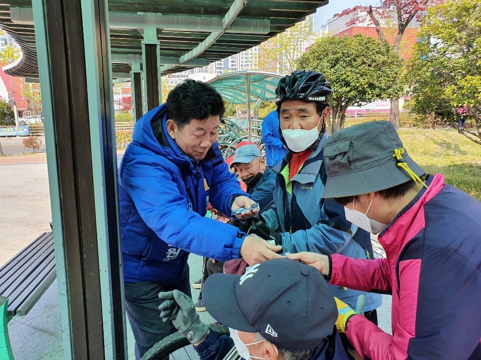 부산 남구을에 출마한 박재호 민주당 후보가 유권자한테 지지를 호소하고 있다. 김영동 기자