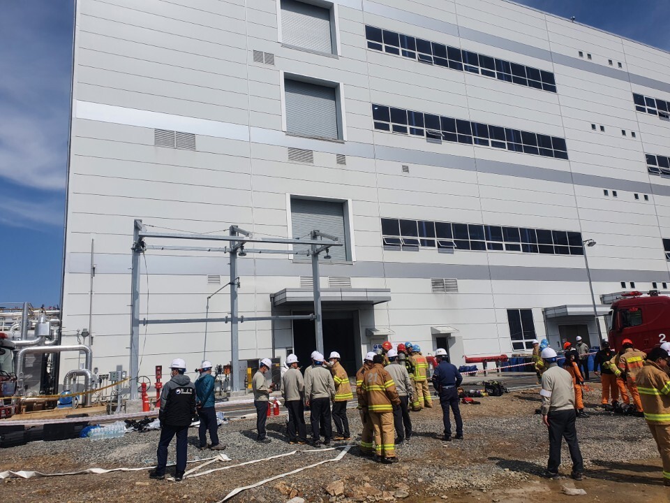 충남 서산 대산공단의 LG화학 대산공장에서 19일 폭발·화재가 발생해 3명이 사상했다. 사진은 이날 서산 LG화학 폭발·화재 사고 현장 모습. 서산시 제공