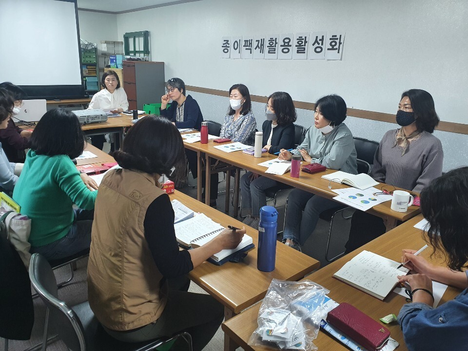 광주환경운동연합 회원들이 12일 종이팩 회수량을 늘리기 위한 방안을 논의하고 있다.광주환경운동연합 제공