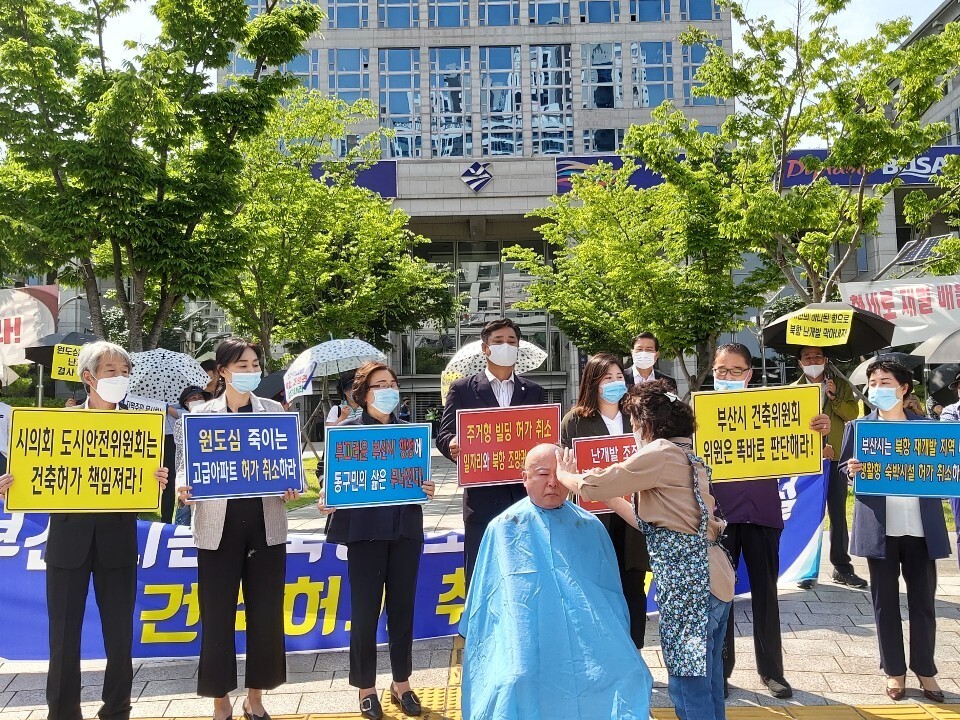 배인한 부산 동구의회 의장이 16일 부산시청 앞에서 열린 부산 북항 막개발 반대 집회에 참석해 삭발하고 있다.