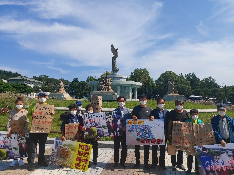 지난달 집중호우로 마을 전체가 침수 피해를 본 강원도 철원군 동송읍 이길리 주민들이 21일 청와대 앞 분수광장에서 기자회견을 열어 집단이주를 위한 특별지원을 요구하고 있다. 이길리 주민 제공