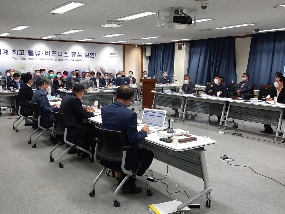 지난달 26~29일 부산진해경제자유구역청에서 부산시의원과 경남도의원 등으로 꾸려진 조합회의가 행정사무감사를 하고 있다.