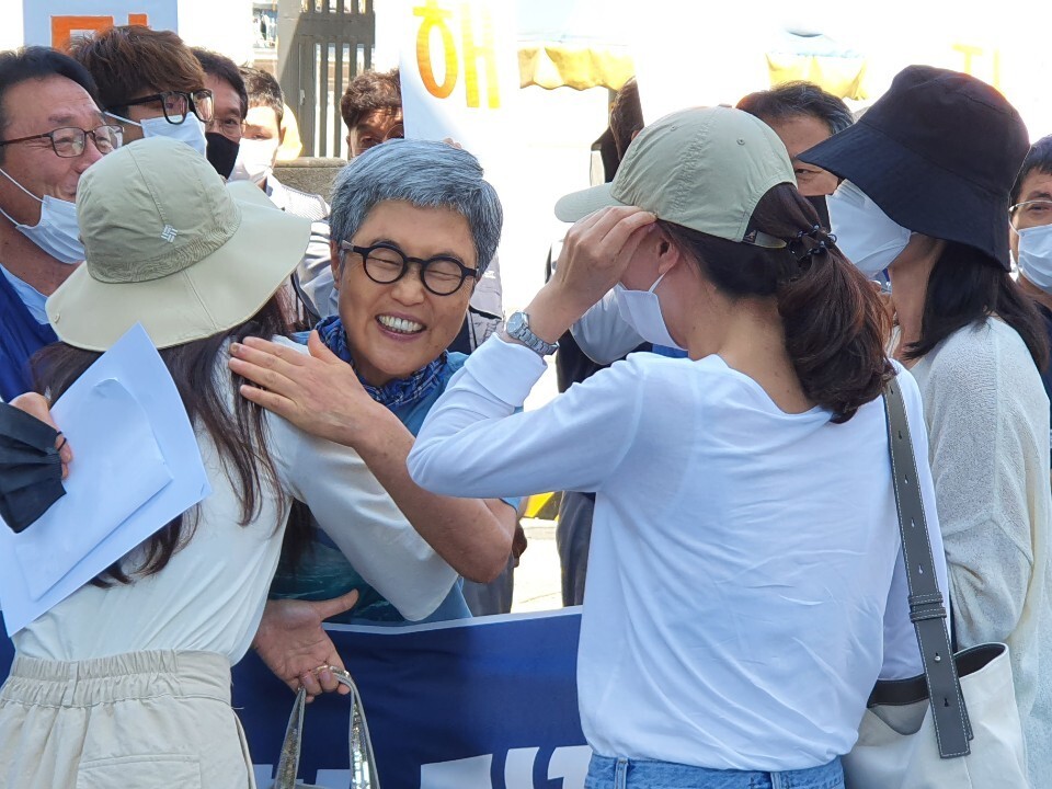 지난 6월 부산 영도구 한진중공업 영도조선소 들머리에서 김진숙 민주노총 부산본부 지도위원(사진 가운데)이 복직 촉구 기자회견에 앞서 참석자들과 반갑게 인사하고 있다. 김 지도위원은 최근 암이 재발해 수술을 앞두고 있다.