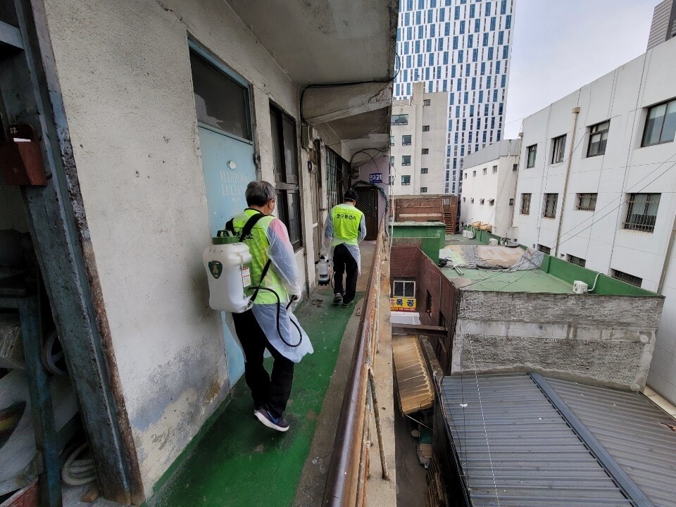 서울 중구보건소 방역소독 담당자들이 한 건물에서 코로나19에 대비해 방역을 하고 있다. 중구 보건소 제공