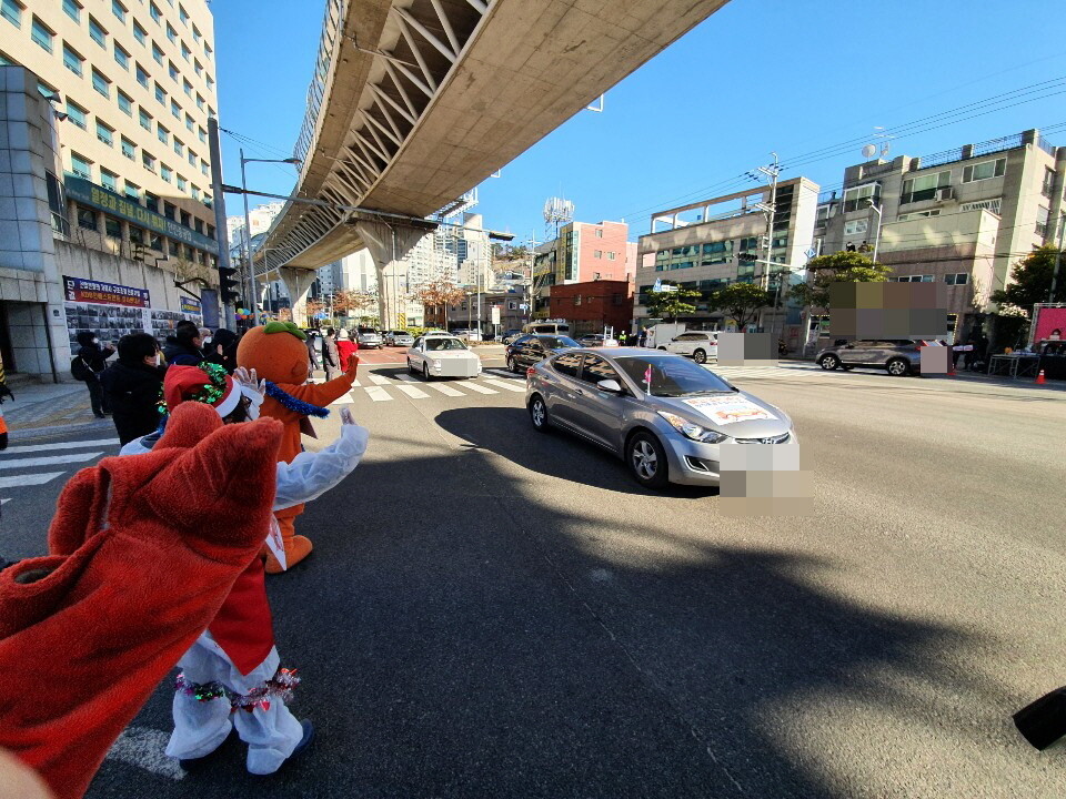 19일 부산 영도구 한진중공업 영도조선소 앞을 김진숙 민주노총 부산본부 지도위원의 복직을 촉구하는 ‘희망차량들’이 지나가고 있다.