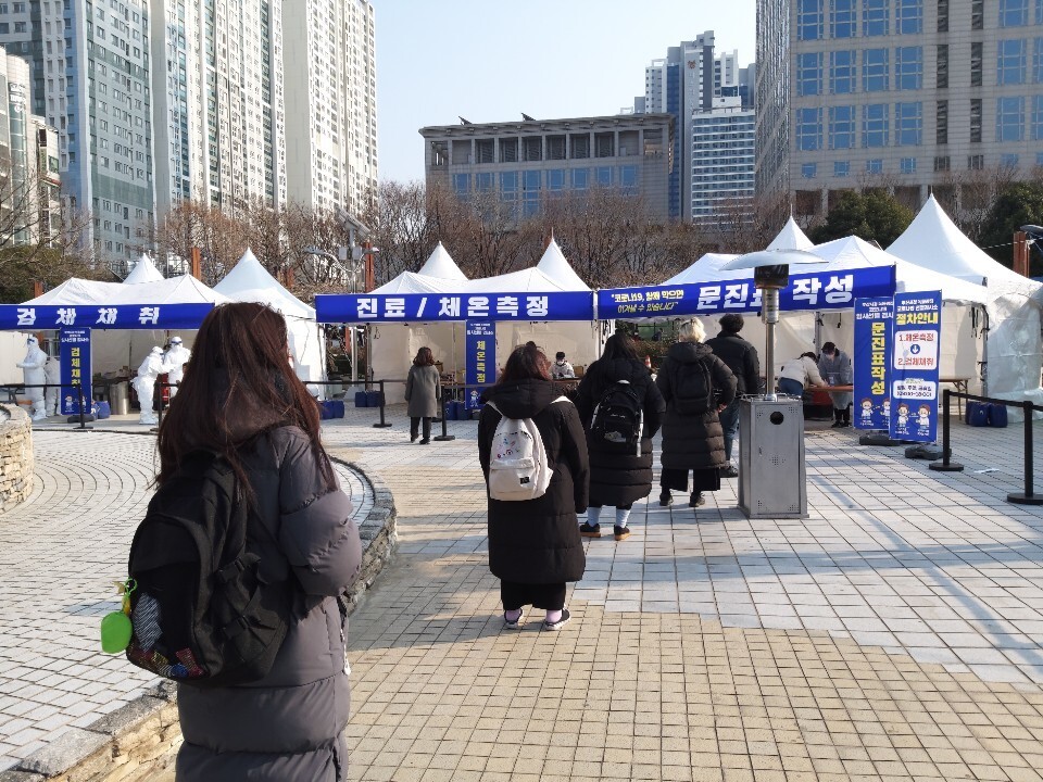 22일 오후 부산시청 앞 녹음광장에 차려진 임시 선별진료소에서 시민들이 검사를 받기 위해 대기하고 있다.