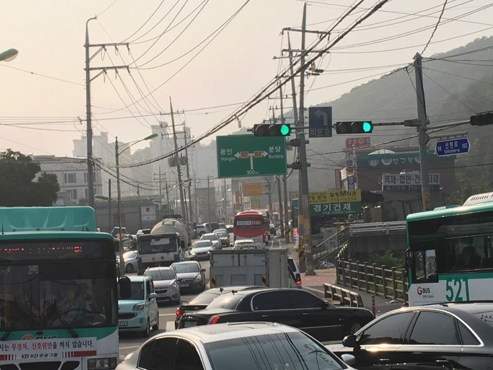 경기도 내에서도 택지개발 등이 이어지면서 과밀·과대 학급이 많은 광주시 오포읍 신현리 일대가 차량이 뒤엉킨 채 교통체증에 시달리고 있다. &lt;한겨레&gt; 자료 사진