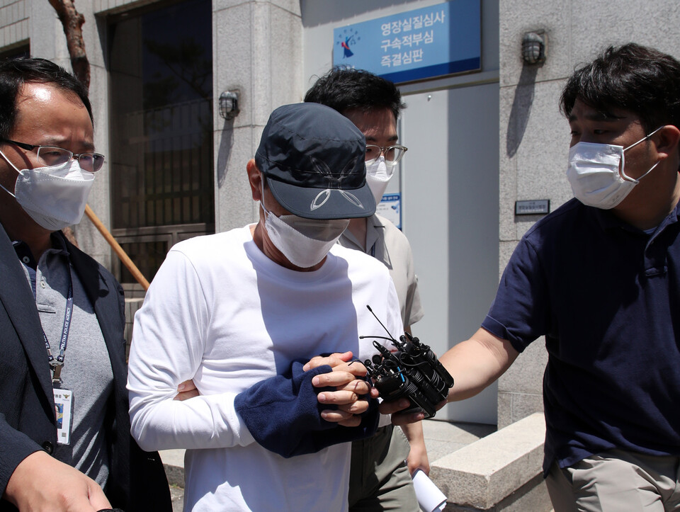 21일 광주지법에서 열린 영장실질심사를 받은 브로커 이아무개씨가 법정을 빠져나오고 있다. 이씨는 학동 4구역 주택재개발정비사업 공사업체 선정에 관여한 혐의를 받고 있으며 이날 증거인멸, 도주 우려 등의 사유로 구속됐다.연합뉴스