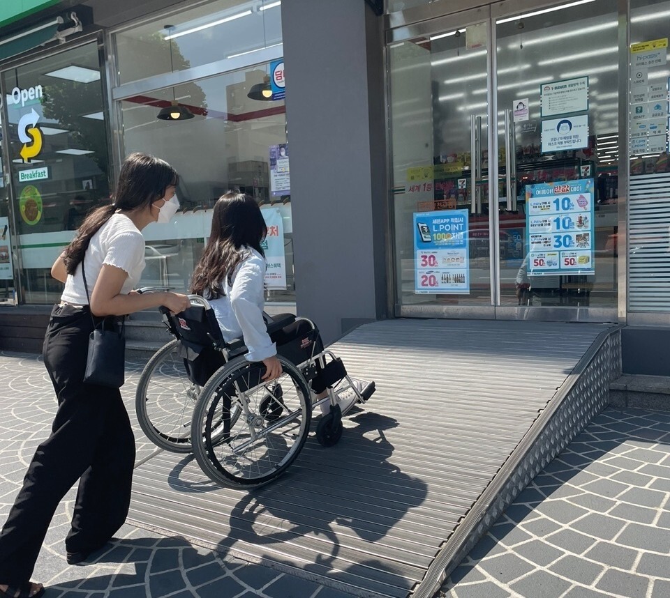 ‘서울대 배리어프리(barrier-free) 보장을 위한 공동행동’(서배공) 배리어프리맵 팀원들이 지난 8월 휠체어를 이용해 서울시 봉천구 인근 가게들의 편의시설 유무를 조사하고 있다. 서배공 제공