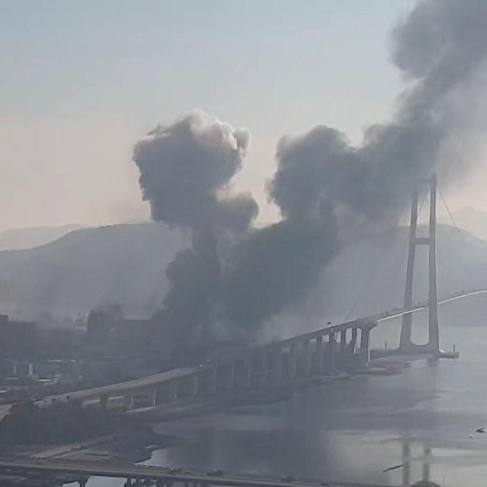 24일 오후 전남 광양시 금호동 포스코 광양제철소에서 폭발로 추정되는 화재가 발생해 짙은 연기가 나고 있다. 김찬목 포스코 광양지회장 제공