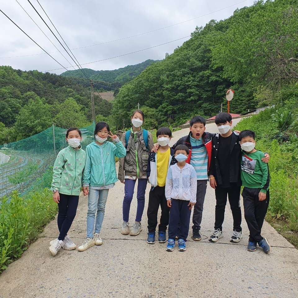 등교하는 단양 가곡초 보발분교 전교생 8명.