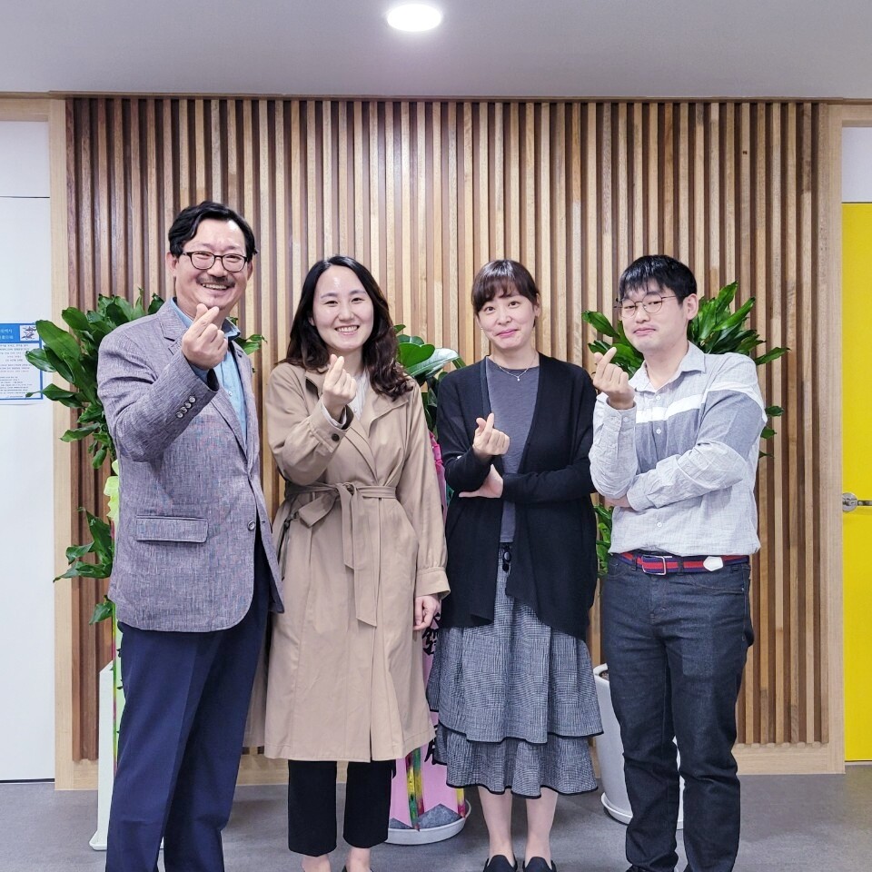 지난 26일 문을 연 용인시외국인복지센터에서 김용국 센터장(맨 왼쪽)과 센터 관계자들이 기념 촬영을 하고 있다. 용인시외국인복지센터 제공