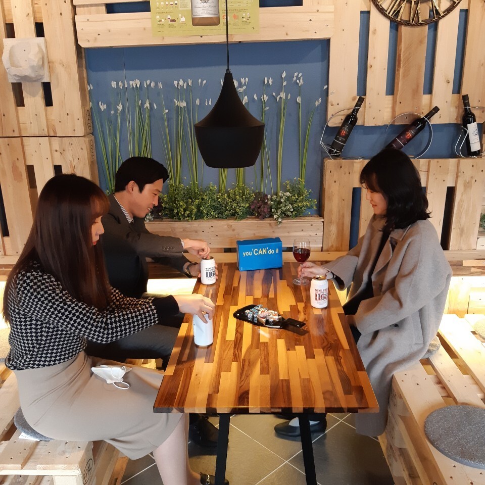 영동군농업기술센터 직원들이 2일 농업기술센터 안 어울림마당에서 캔 와인 시음을 하고 있다.