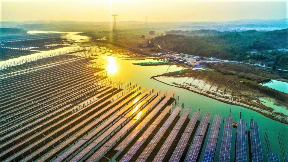 2021년 12월 9일, 쟝시성(江西省) 펑청시(豊城市) 둥쟈진(董家鎭) 푸쟈촌(付家村)에 건설 중인 “어업+태양광” 발전 프로젝트. 잔페이루(占佩璐)/인민사진(人民圖片)