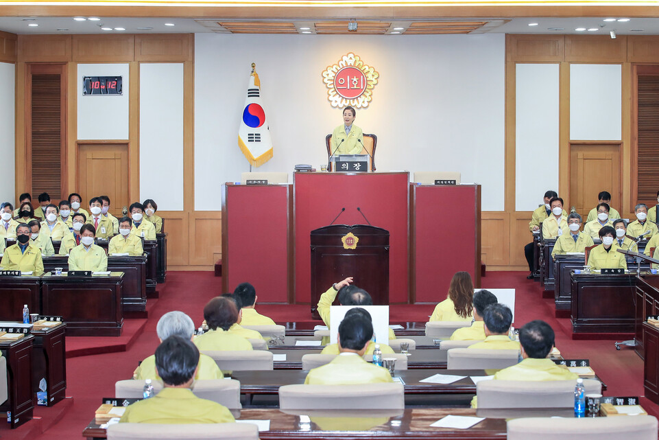 권영진 대구시장과 대구시 간부직원들이 참석한 가운데 25일 오전 대구시의회 본회의가 열리고 있다. 이 자리에서 권 시장은 더불어민주당 이진련 시의원의 질의에 본회의장을 퇴장해 부적절한 처사라는 지적이 쏟아졌다. 대구시의회 제공