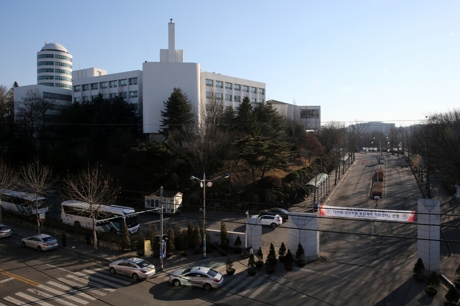 수원대학교는 이인수 전 총장이 연루된 수십여가지 비리로 ‘사학비리의 대명사’라는 오명을 뒤집어쓰고 있다. 사진은 경기 화성시에 있는 수원대학교 전경. <한겨레> 자료사진