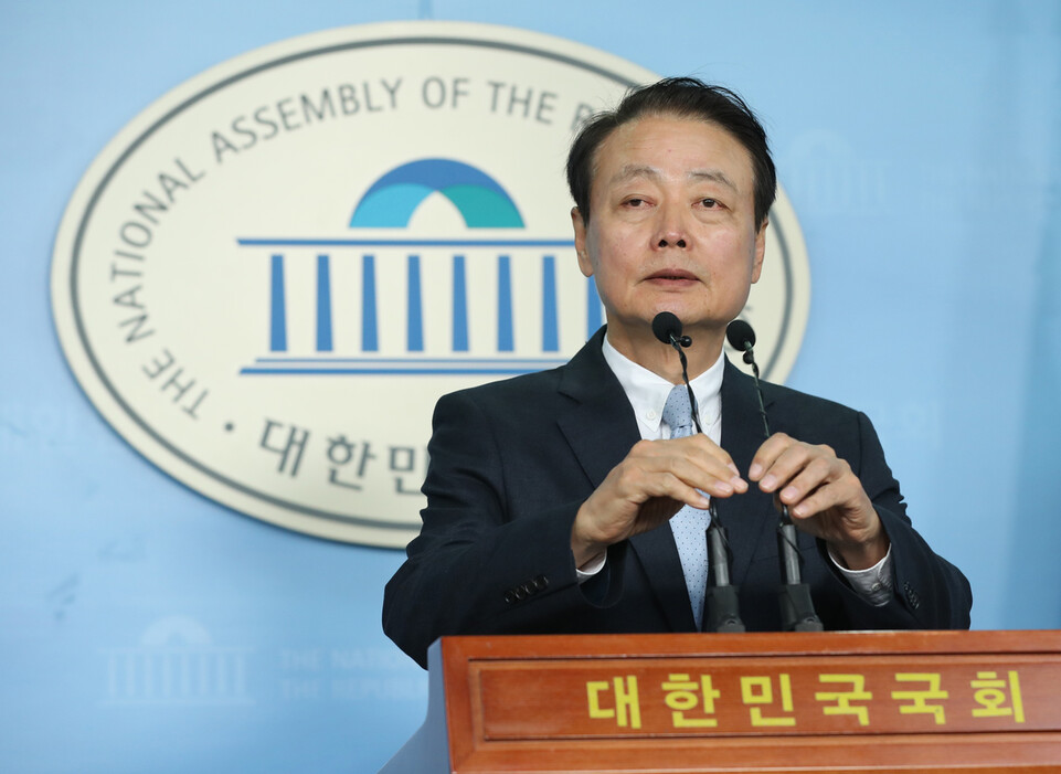 한선교 미래한국당 대표가 7일 국회 정론관에서 기자회견을 열고 있다. 연합뉴스