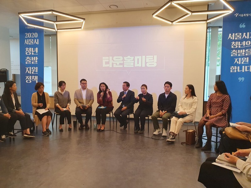 지난해 10월 박원순 서울시장이 ‘서울시 청년출발지원정책 타운홀 미팅’에 참석해 말하고 있다. 채윤태 기자