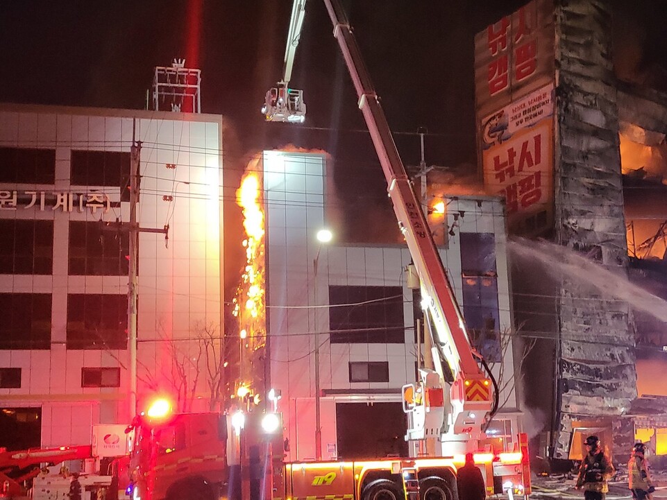 7일 저녁 7시16분께 인천 서구 석남동의 공장 밀집지대에서 불이나 소방당국이 진화에 나섰다. 이승욱기자