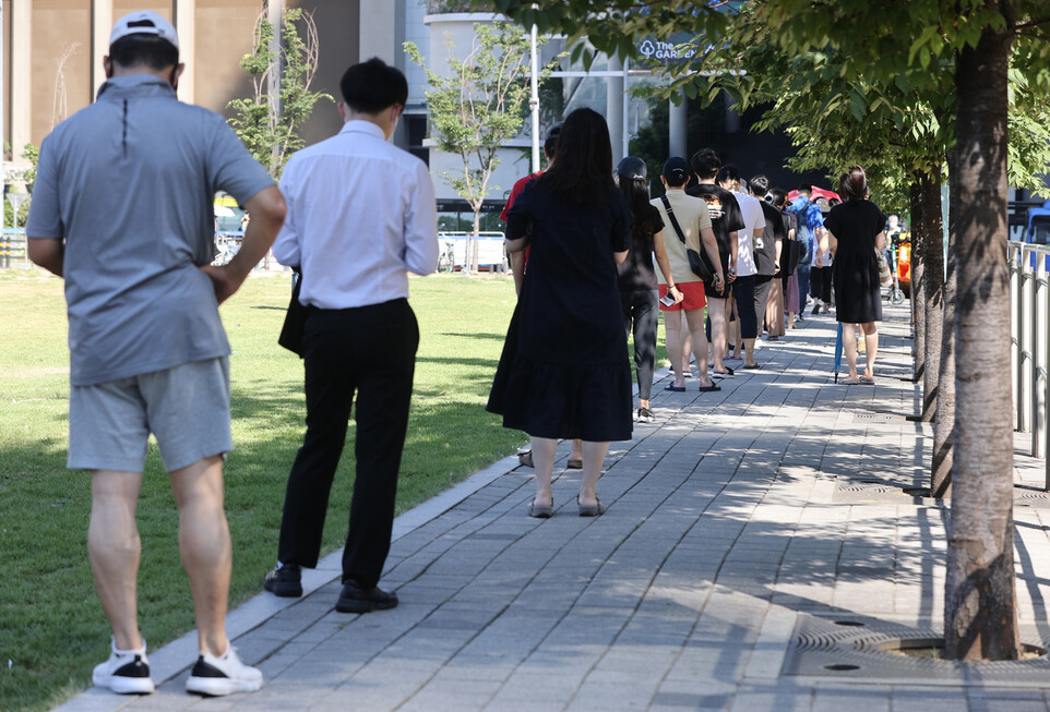 코로나19 확산세가 줄어들지 않는 가운데 17일 오전 서울 용산역 앞에 마련된 임시선별검사소에서 시민들이 검사를 받기 위해 줄을 서 있다. 연합뉴스