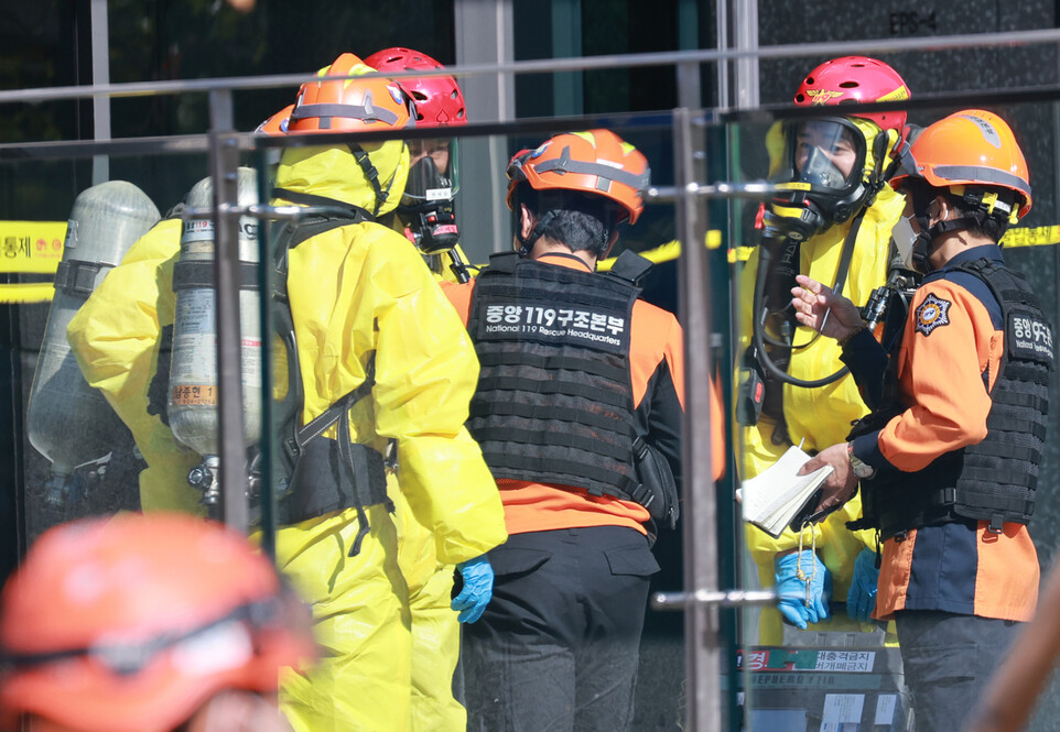 23일 오전 서울 금천구 가산동 가산메트로지식산업센터 신축 공사 현장 지하에서 화재진압에 쓰이는 약품인 소화 설비가 누출돼 21명의 사상자가 발생했다. 이 가운데 2명은 병원 이송 중 심폐소생술을 받았으나 사망한 것으로 확인됐다. 화학복을 착용한 중앙 119구조대원들이 추가 인명 수색을 위해 사고 현장 진입을 준비하고 있다. 연합뉴스