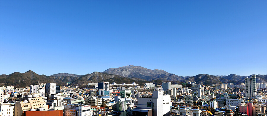 2013년 광주광역시 동구 충장로 쪽에서 촬영한 무등산. 광주광역시 제공