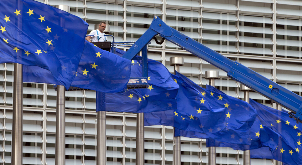 벨기에 브뤼셀에 있는 유럽연합(EU) 집행위원회 앞 EU 깃발이 휘날리고 있다. AP 연합뉴스