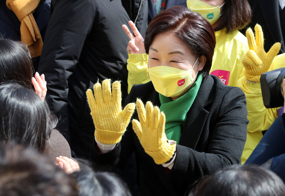 정의당 심상정 대선 후보가 7일 오전 충북대학교 앞에서 시민들에게 지지를 호소하고 있다. 연합뉴스