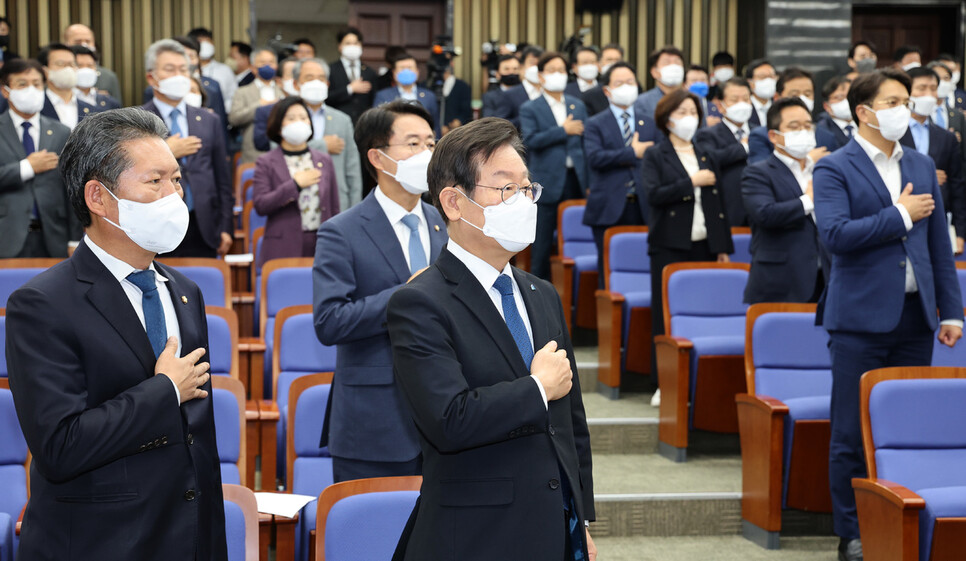 이재명 더불어민주당 대표 등 참석 의원들이 27일 국회에서 열린 의원총회에서 국민의례를 하고 있다. 공동취재사진