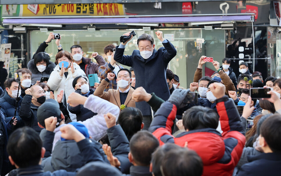 더불어민주당 이재명 대선후보가 24일 경기도 이천시 이천중앙로문화의거리에 도착, 즉석연설 도중 손을 들어 시민들에게 인사하고 있다. 공동취재사진