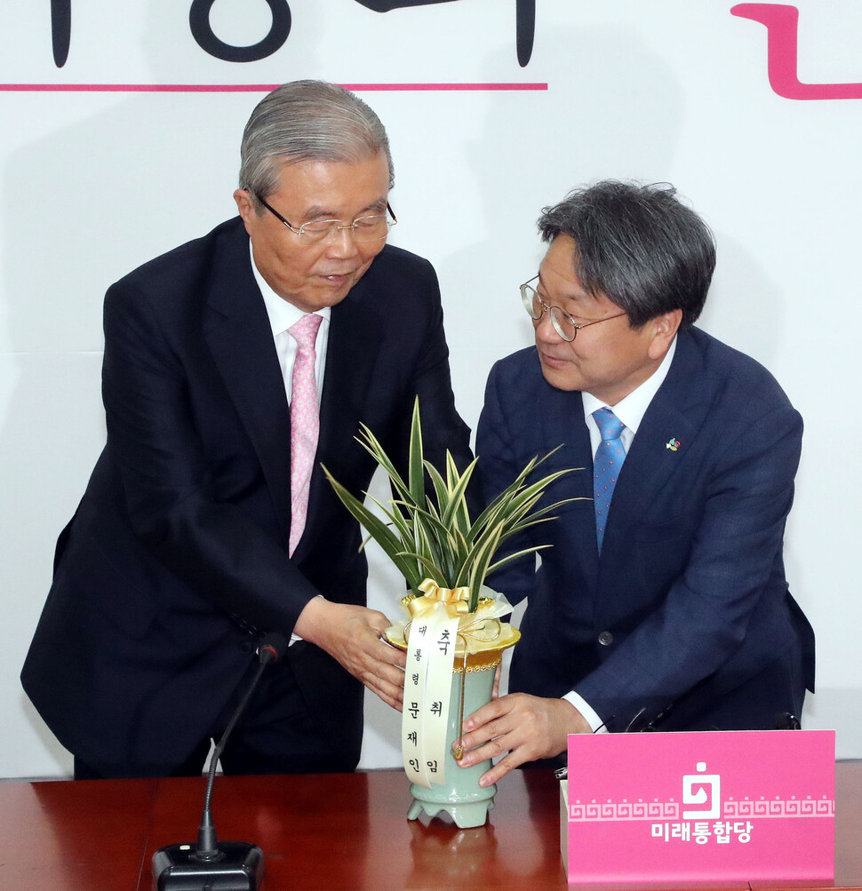 김종인 미래통합당 비상대책위원장이 2일 오후 국회를 방문한 강기정 청와대 정무수석으로부터 문재인 대통령의 취임 축하 난을 전달받고 대화를 나누고 있다. 김경호 선임기자 jijae@hani.co.kr