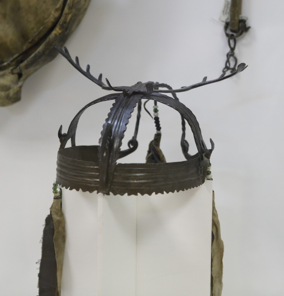 최근에 사용된 시베리아 샤먼의 관. 시베리아과학원 고고민족학연구소. 강인욱 제공 최근에 사용된 시베리아 샤먼의 관. 시베리아과학원 고고민족학연구소. 강인욱 제공