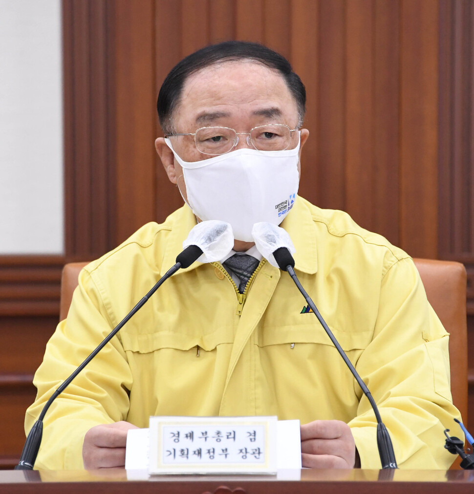 홍남기 부총리 겸 기획재정부 장관이 27일 서울 광화문 정부서울청사에서 ‘제28차 비상경제 중앙대책본부회의 겸 2021년 제1차 혁신성장전략회의'를 열고 발언하고 있다. 기획재정부 제공