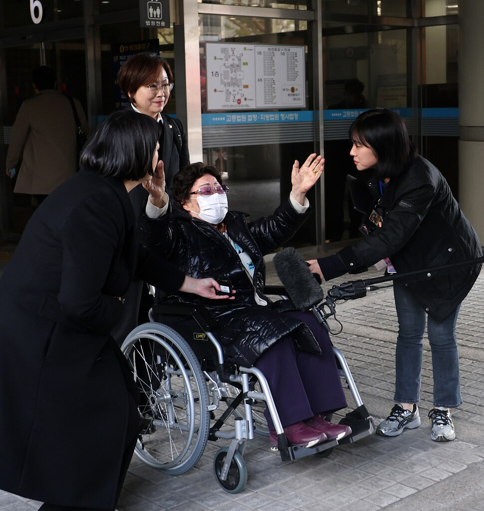 서울고법이 고 곽예남·김복동 할머니와 이용수 할머니 등 위안부 피해자와 유족 등 21명이 일본 국가를 상대로 낸 손해배상 소송의 항소심에서 “일본국은 이 할머니 등이 청구한 금액을 배상하라”고 판결한 23일 오후 일본군 ‘위안부’ 피해자 이용수 할머니가 서울 서초구 서울고법을 나오면서 만세를 하고 있다. 백소아 기자