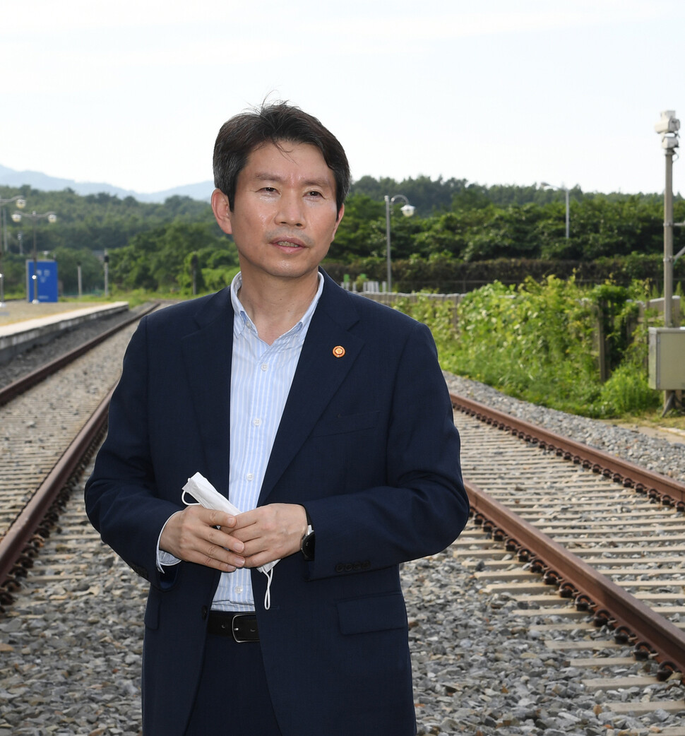 지난 7월31일 동해선 철도 남쪽 최북단역인 제진역을 방문한 이인영 통일부 장관. 통일부 제공. 지난 7월31일 동해선 철도 남쪽 최북단역인 제진역을 방문한 이인영 통일부 장관. 통일부 제공.