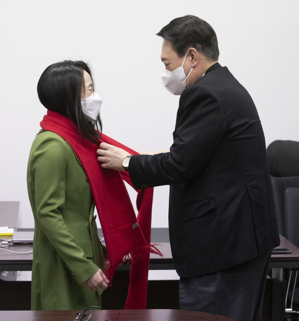 국민의힘 윤석열 대선 후보(오른쪽)가 20일 서울 여의도 새시대준비위원회 사무실에서 열린 영입인사 환영식에서 새시대준비위원회 수석부위원장으로 영입된 신지예 한국여성정치 네트워크 대표에게 빨간 목도리를 걸어주고 있다. 공동취재사진 국민의힘 윤석열 대선 후보(오른쪽)가 20일 서울 여의도 새시대준비위원회 사무실에서 열린 영입인사 환영식에서 새시대준비위원회 수석부위원장으로 영입된 신지예 한국여성정치 네트워크 대표에게 빨간 목도리를 걸어주고 있다. 공동취재사진