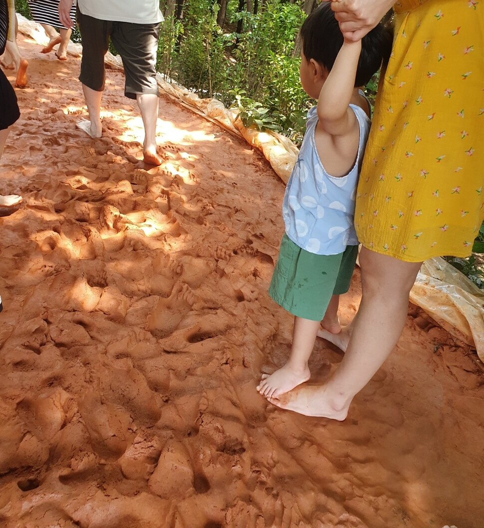 지난 7월30일 경기 성남시 수진공원에 조성된 황톳길에서 시민들이 맨발걷기를 하고 있다. 유해강 제공