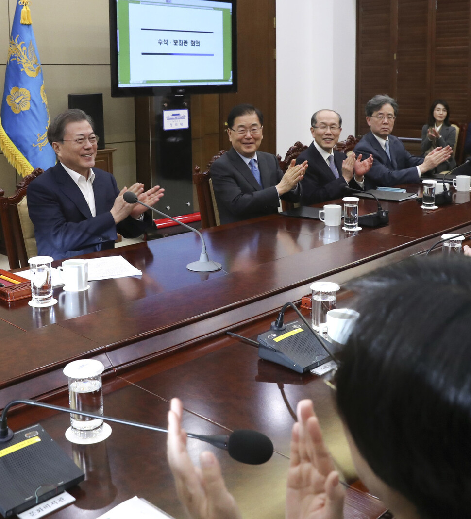 문재인 대통령이 10일 오후 청와대에서 열린 수석·보좌관 회의에 앞서 아카데미 시상식에서 각본상, 국제영화상, 감독상, 작품상을 받은 봉준호 감독 등 영화 '기생충' 팀에게 축하 박수를 치고 있다. 연합뉴스