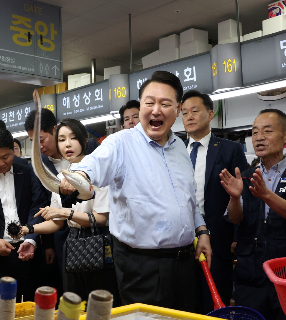 윤석열 대통령이 27일 부산 중구 자갈치시장에서 장어를 직접 손으로 잡아 보며 즐거워 하고 있다. 연합뉴스