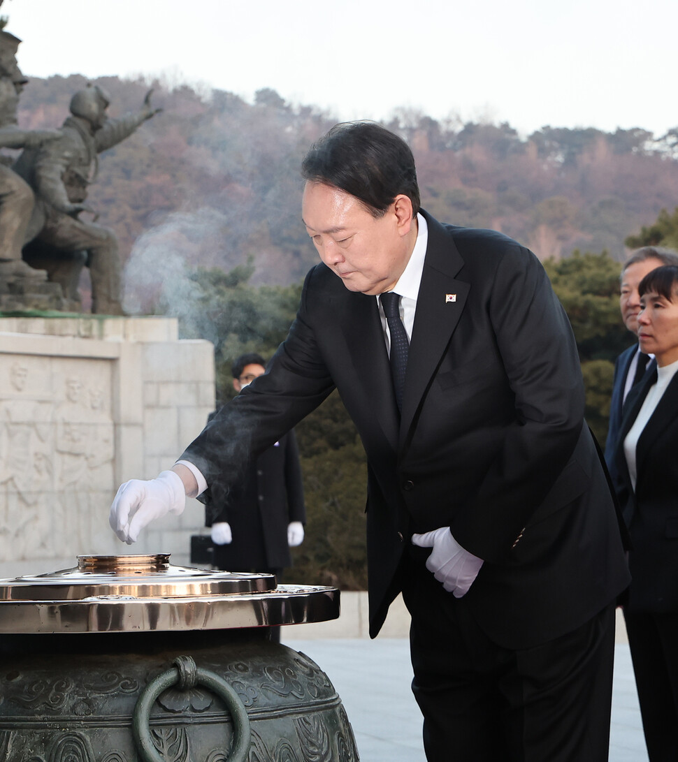 윤석열 대통령이 새해 첫날인 1일 서울 동작구 국립서울현충원을 찾아 현충탑을 참배하고 있다. 연합뉴스