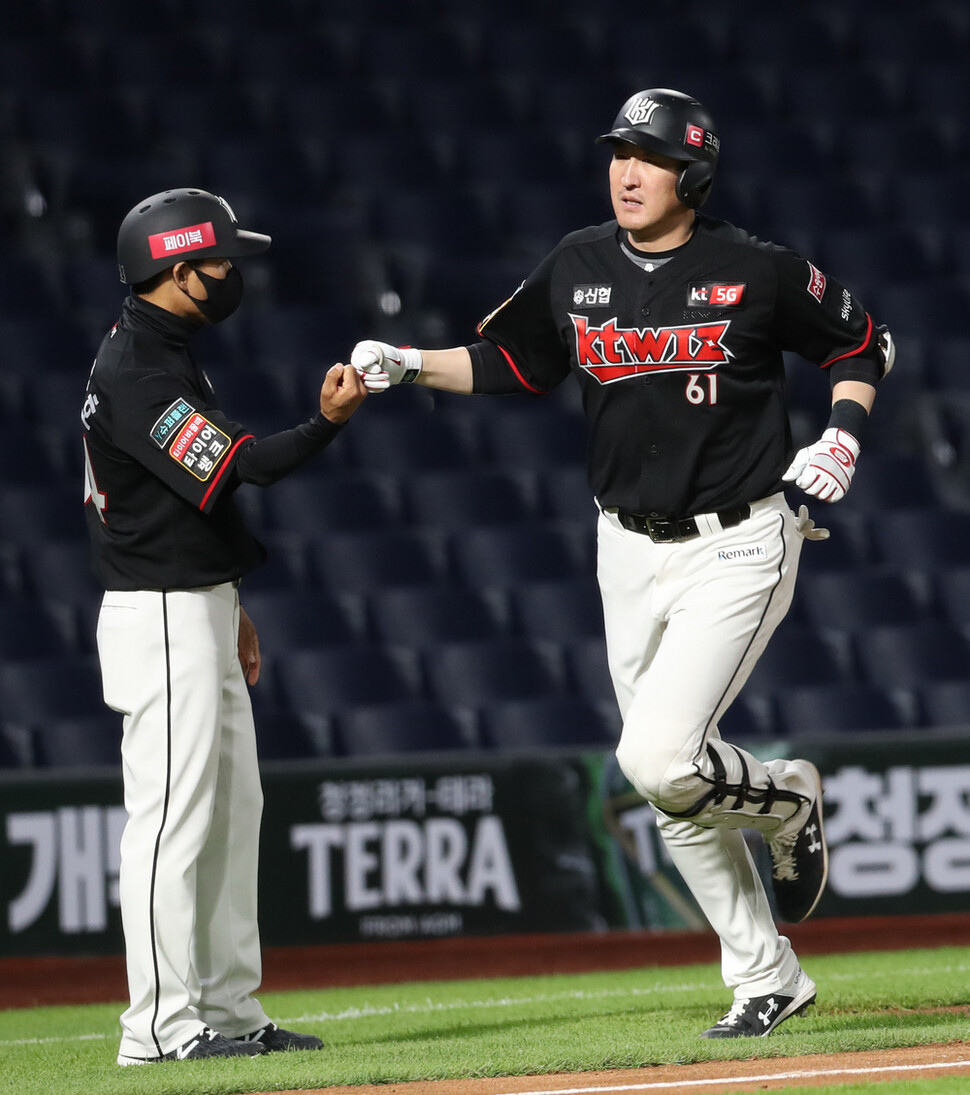 13일 경남 창원NC파크에서 열린 프로야구 KT-NC 경기에서 KT 유한준이 9회초 선두로 나와 동점 좌월 홈런을 치고 홈인하고 있다. 2020.5.13. 연합뉴스