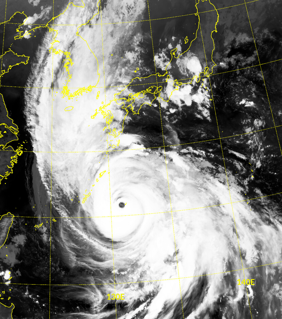 천리안위성 2A호가 9월6일 0시에 촬영한 제10호 태풍 하이선 영상. `초강력' 태풍으로 발달해 태풍 눈이 또렷하게 보인다. 기상청 국가기상위성센터 제공