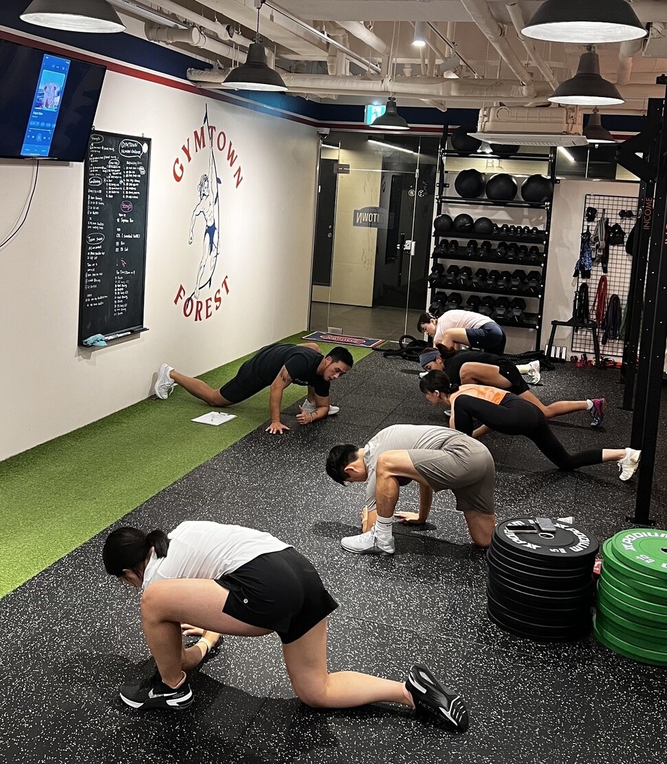 지난여름 서울 성동구 짐타운에서 그룹운동 ‘럼블핏’을 하고 있는 김종석 코치와 회원들. 김종석 제공