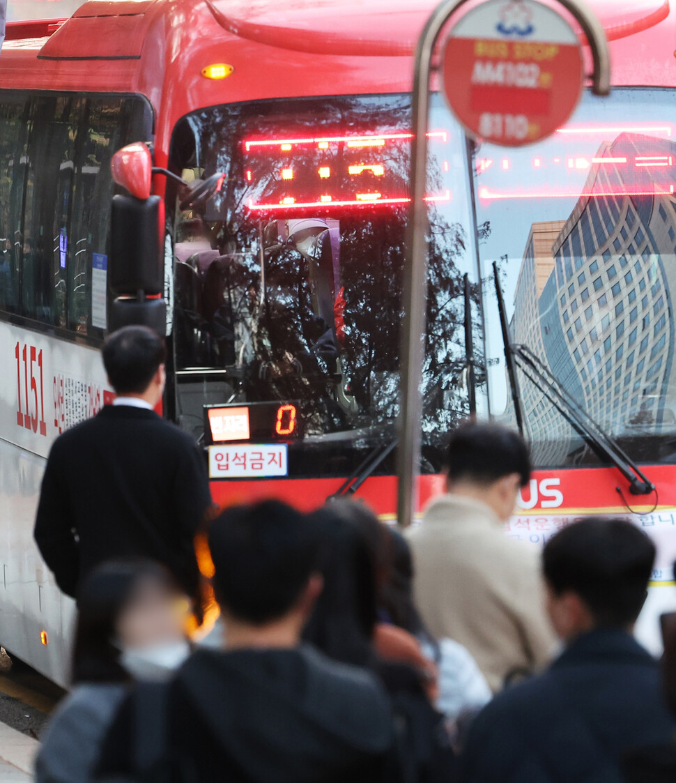 광역버스 입석 승차를 중단한 18일 오전 경기도 성남시의 한 버스정류장에서 버스가 지나가고 있다. 연합뉴스