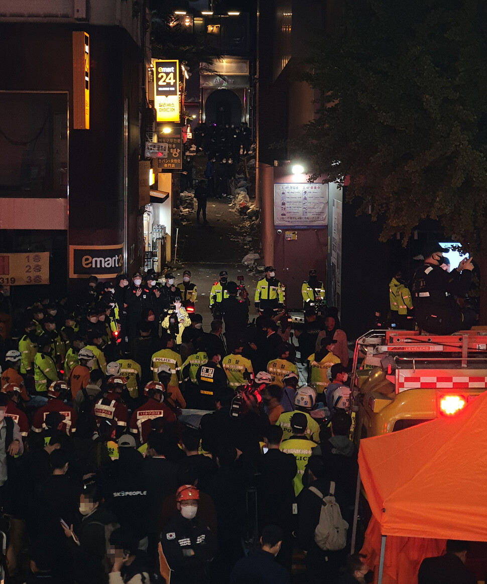 30일 새벽 압사 사고가 난 서울 용산구 이태원 사고 현장 앞에서 경찰이 현장을 통제하고 있다. 박종식 기자 anaki@hani.co.kr