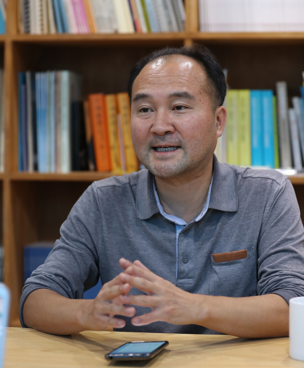 한국 사회에서 정보인권 운동에 앞장선 진보네트워크센터가 2018년에 스무돌을 맞았다. “사려 깊고 열정적인 당신이 세상을 바꿉니다”가 창립 때 캐치프레이즈였다. 오병일 대표의 인터뷰가 &lt;한겨레&gt; 2019년 2월27일치에 실렸다.