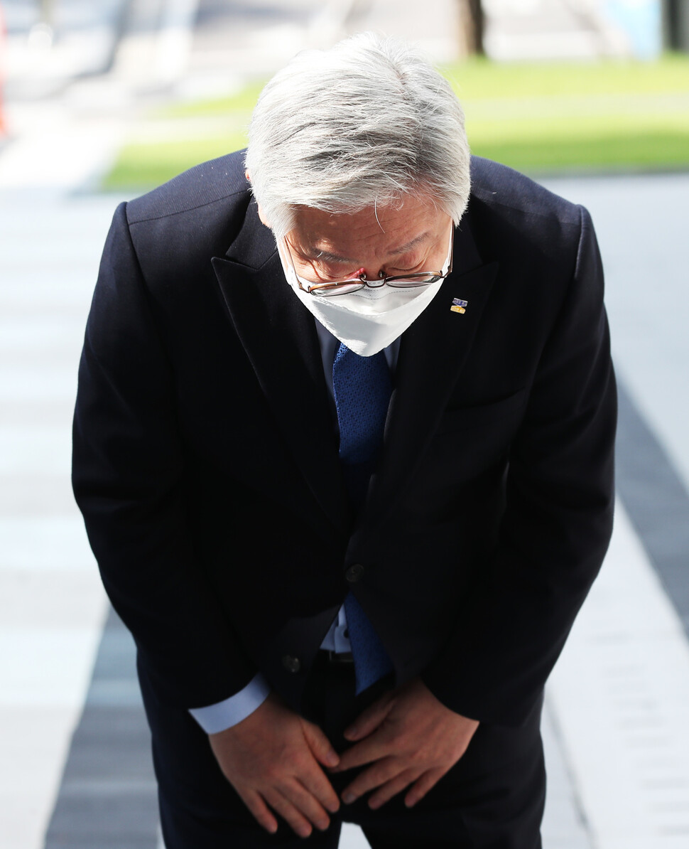 ‘친형 강제입원 의혹 사건’과 관련해 관련한 허위사실공표 혐의로 항소심에서 당선무효형을 받았다가 대법원의 무죄 취지 판결을 받은 이재명 경기도지사가 21일 오후 수원고등법원에서 열린 파기환송심 첫 재판에 출석하며 지지자들에게 고개 숙여 인사하고 있다.  연합뉴스