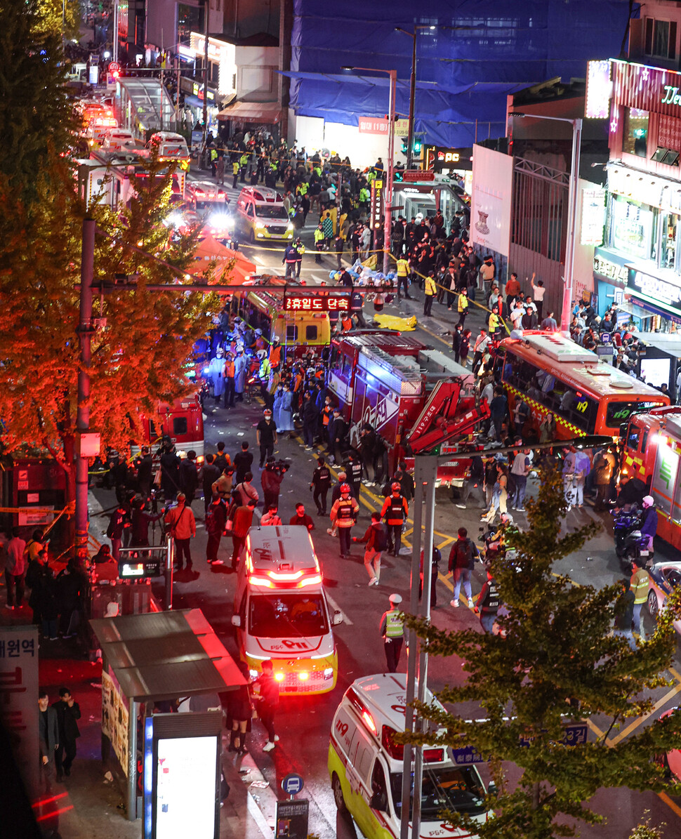 29일 오후 서울 용산구 이태원동 일대에 핼러윈을 맞이해 인파가 몰리면서 대규모 인명사고가 발생했다. 30일 오전 출동한 119 구조대원들이 희생자들을 분류하고 있다. 이날 소방당국에 신고된 구조신고는 81건, 심정지 상태인 환자는 약 50명으로 알려졌다. 연합뉴스