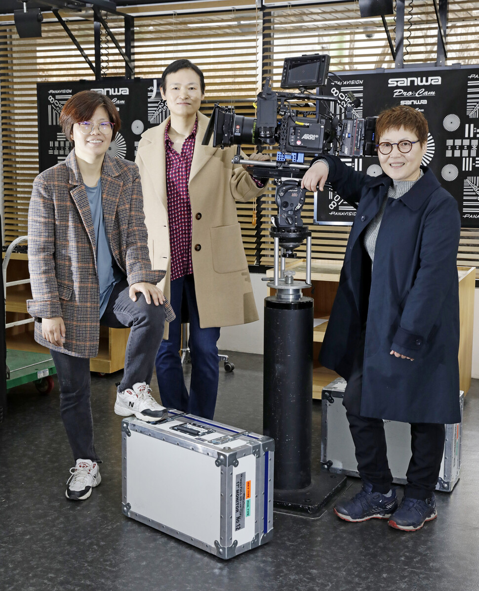 지난달 28일 오후 서울 강남구 삼성동 촬영장비 대여업체 프로캄 사무실에서 이선영·엄혜정·김선령 촬영감독(왼쪽부터)이 <한겨레>와의 인터뷰에 앞서 사진을 찍고 있다. 김명진 기자 littleprince@hani.co.kr